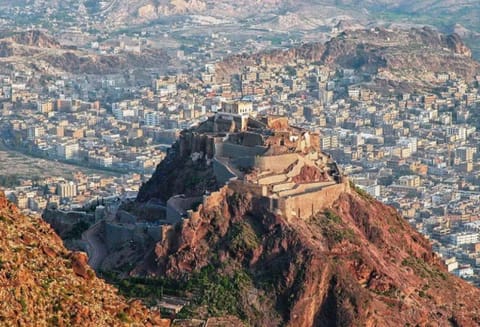 حصار تعز يدخل يومه الـ14 وسط تفاقم أزمة الغذاء والوقود والخدمات