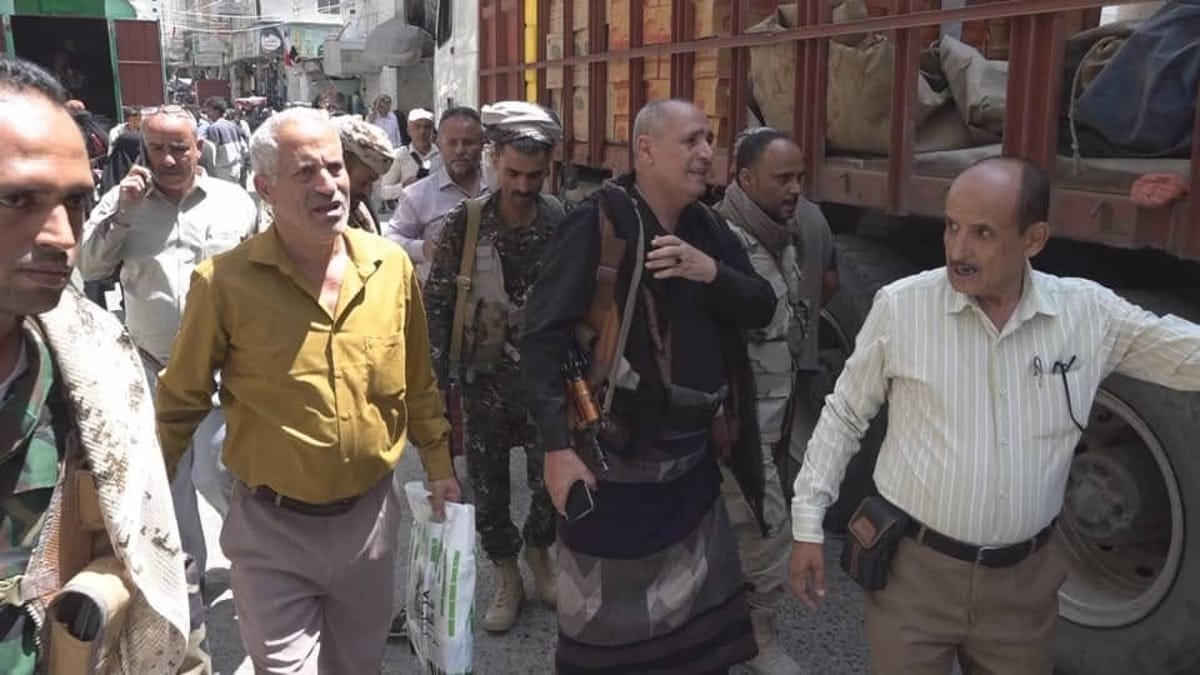 سلطات تعز توجّه بفتح المحلات المغلقة وبيع المواد الغذائية مباشرة للمواطنين 