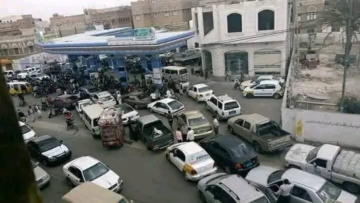 طوابير طويلة من السيارات أمام محطات الوقود في صنعاء