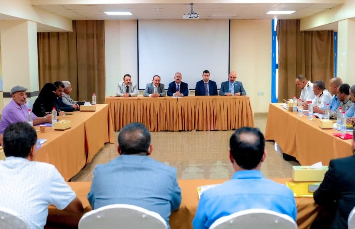عدن.. وزير النقل يؤكد أهمية اتخاذ الإجراءات الوقائية لحماية الموانئ