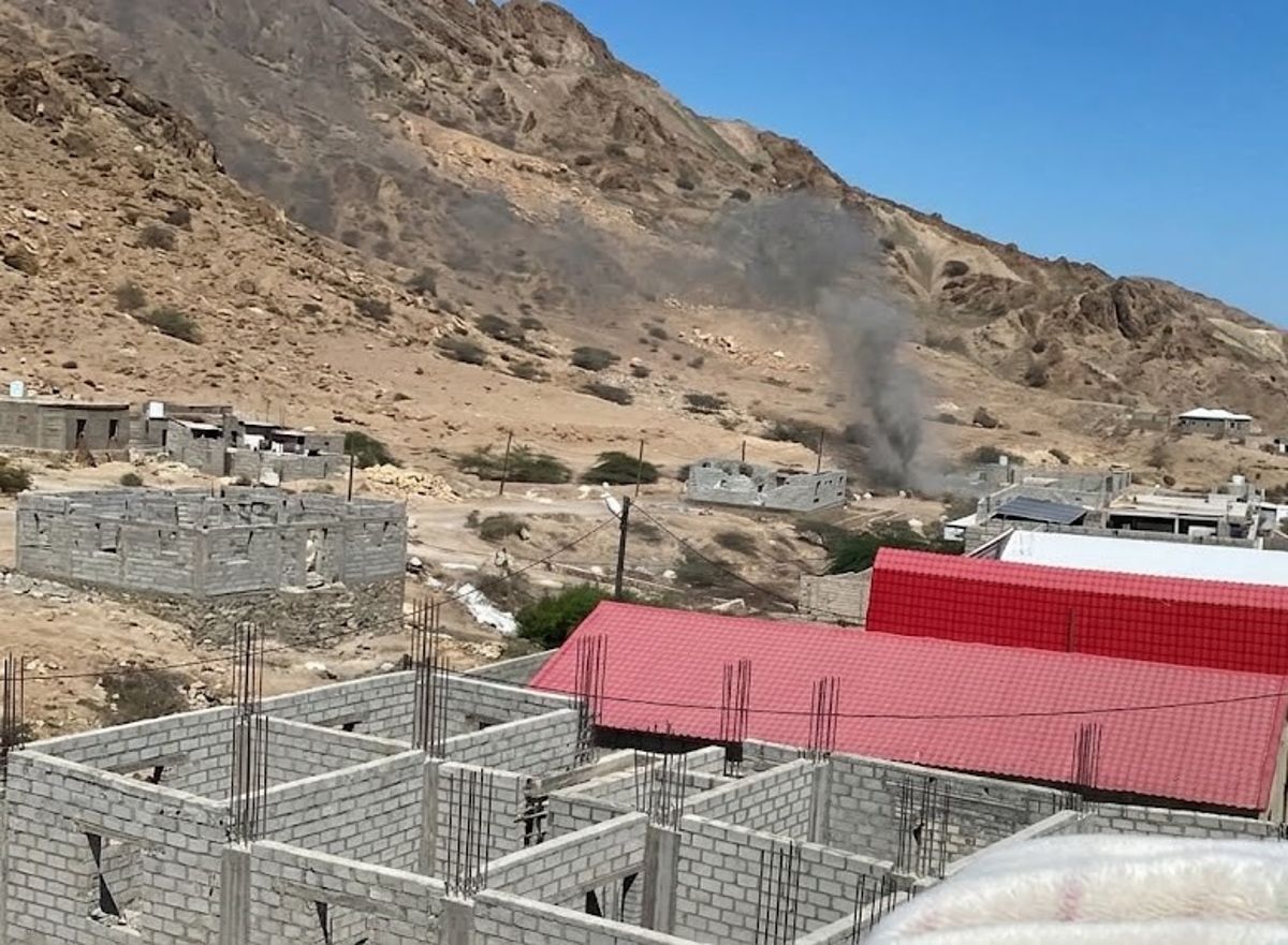 غارة جوية تستهدف شخصًا مطلوبًا في المعاوص بالمكلا