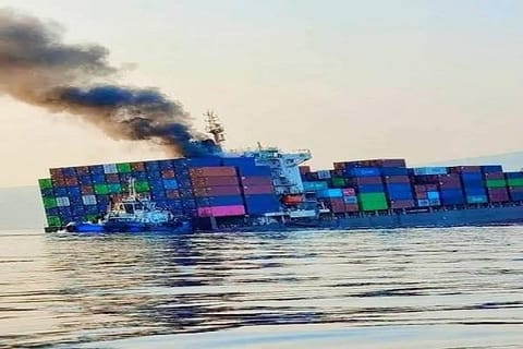 غرق سفينة سنغافورية وتضرر أخرى بمقذوفات مجهولة في مضيق هرمز