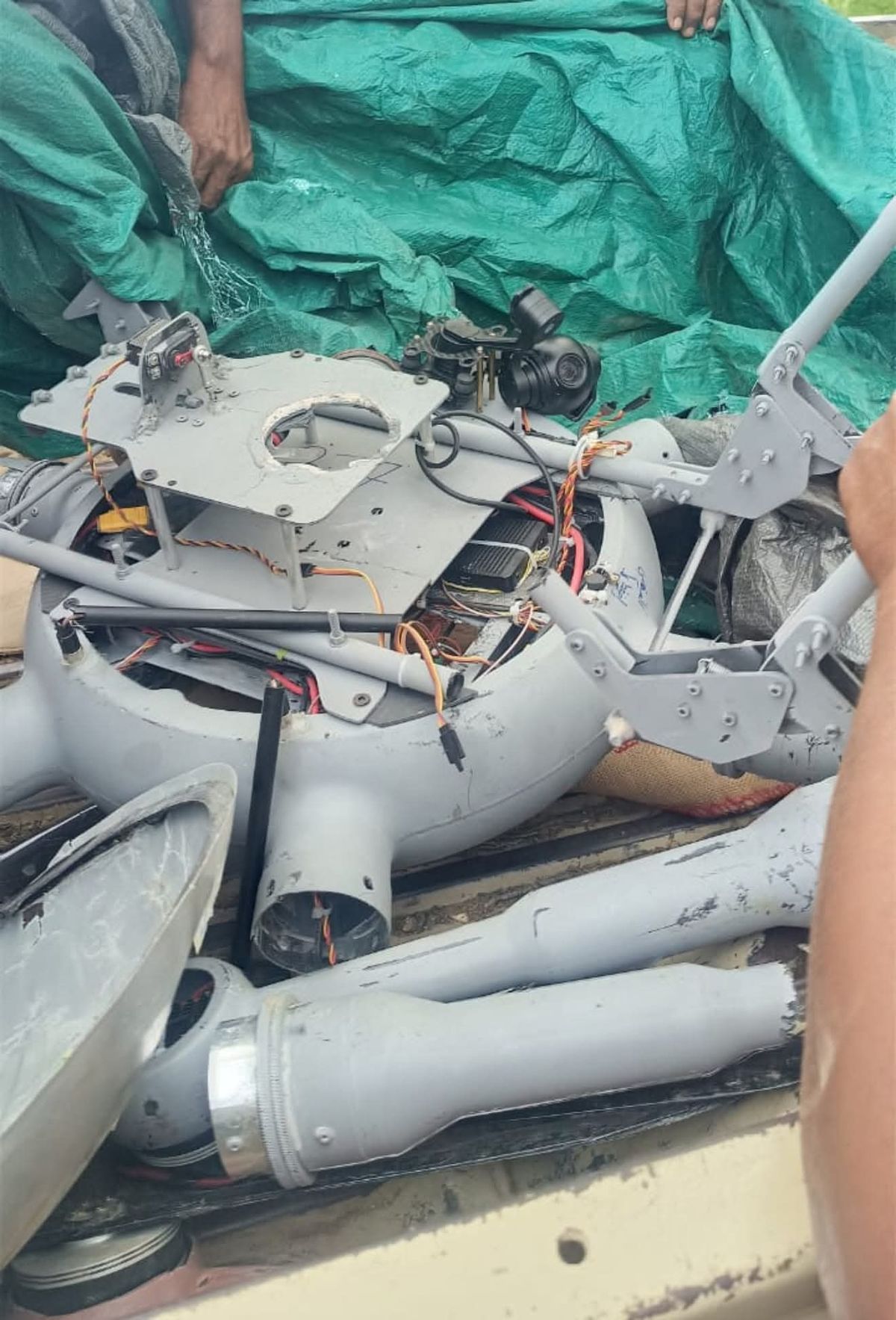 قوات العمالقة تسقط طائرة مسيّرة حوثية من طراز "رجوم" في جبهة كهبوب