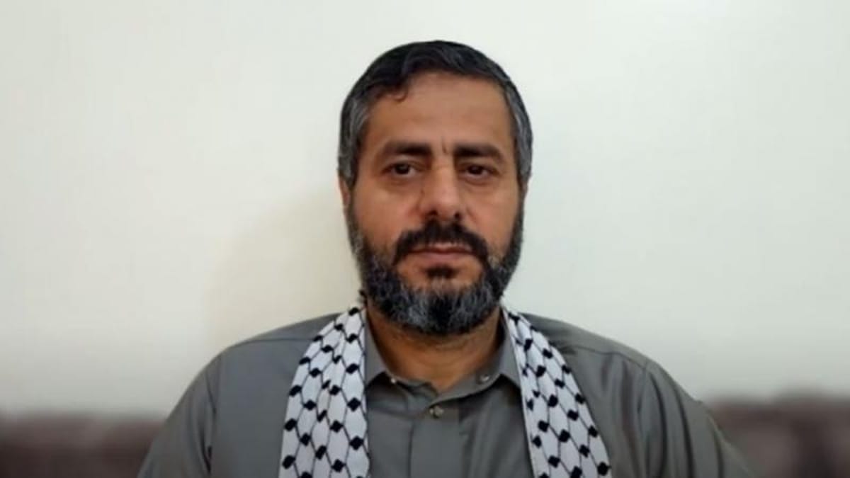 قيادي حوثي يرد على إعلان العليمي ويكشف موقف الجماعة من وقف الحرب