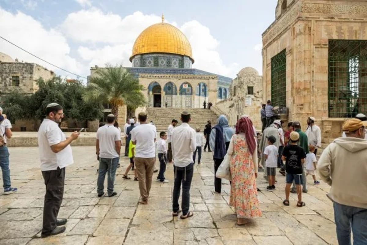 مئات المستوطنين يقتحمون باحات المسجد الأقصى 