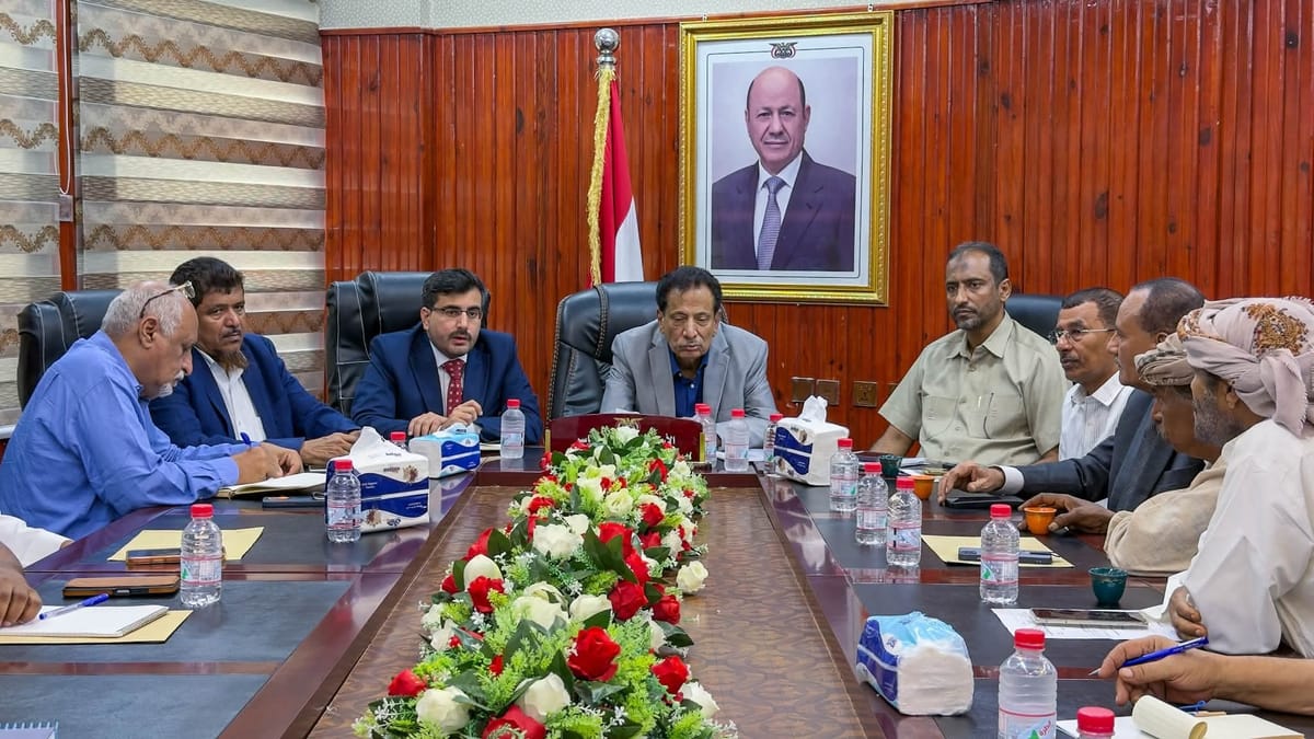 محافظ المهرة يبحث مع نائب وزير المياه والبيئة احتياجات القطاع وسبل تطويره