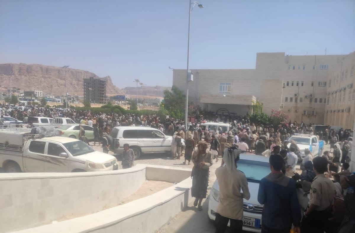 مواطنون يتوافدون إلى مستشفى عتق بشبوة للتبرع بالدم بعد سقوط قتلى بقصف حوثي