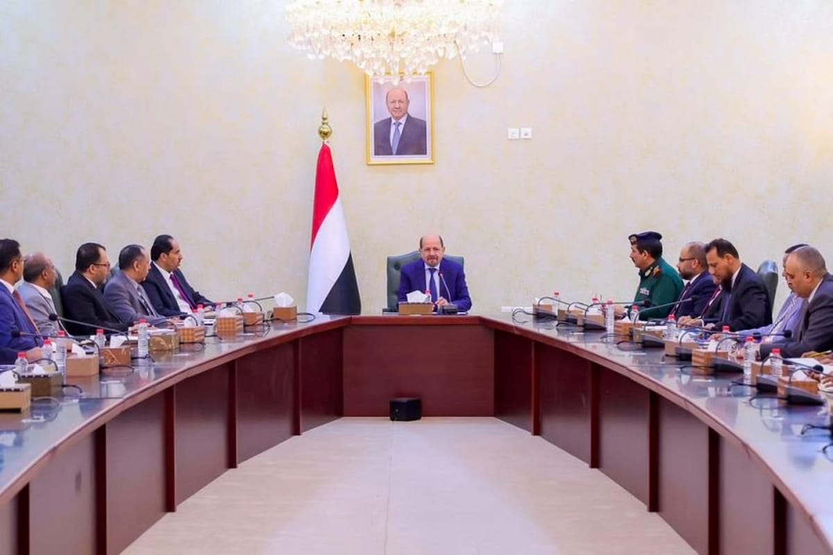 نجاة رئيس الوزراء ومقتل اثنين من مرافقيه بهجوم صاروخي حوثي على قصر معاشيق عدن