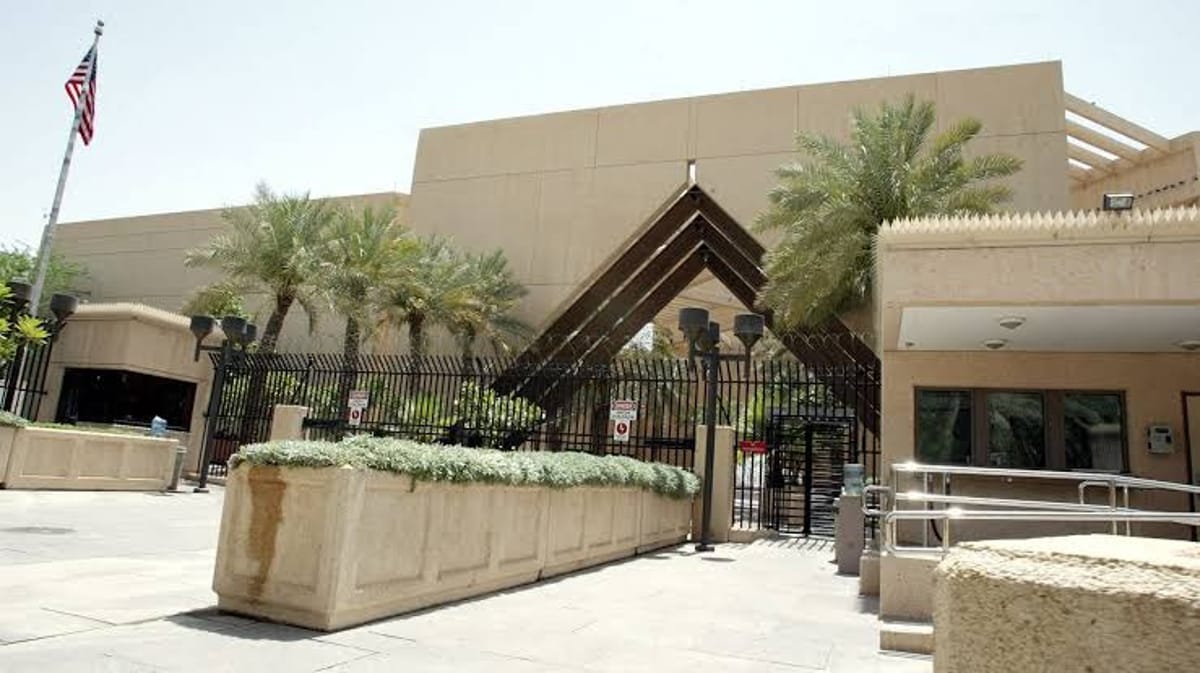 واشنطن تأمر موظفي سفارتها في الرياض وعائلاتهم بمغادرة السعودية