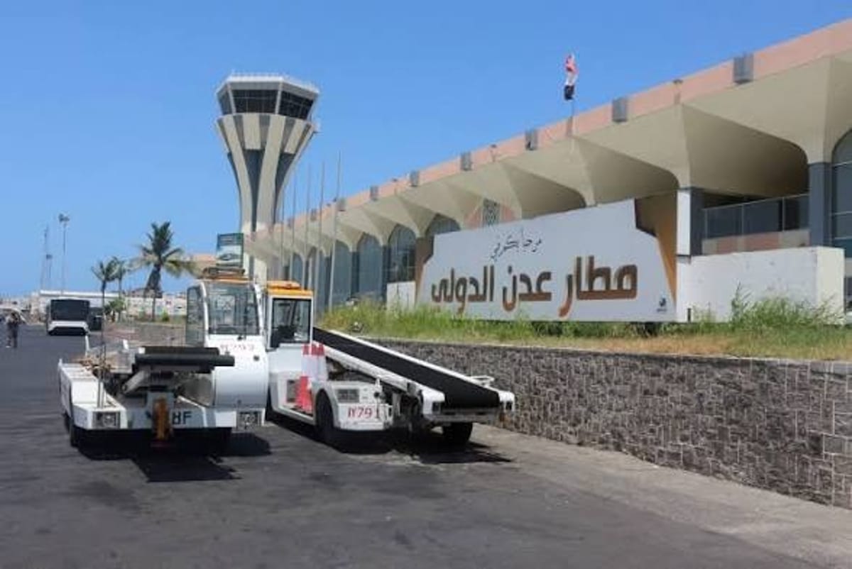 وزارة النقل تدين استهداف الحوثيين مطار عدن الدولي 