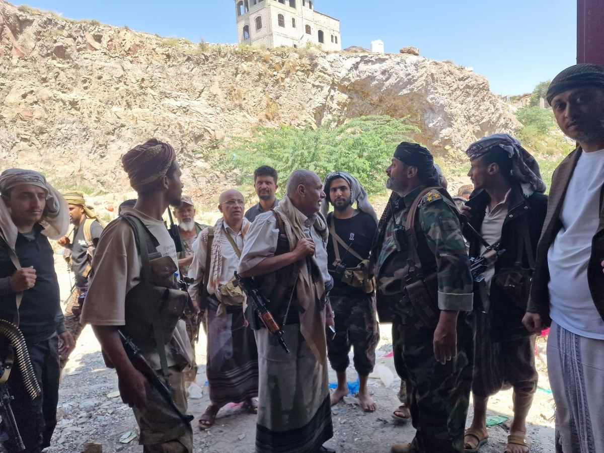 وكيل أول تعز يتفقد مواقع عسكرية غرب المدينة ويؤكد مساندة القوات المرابطة