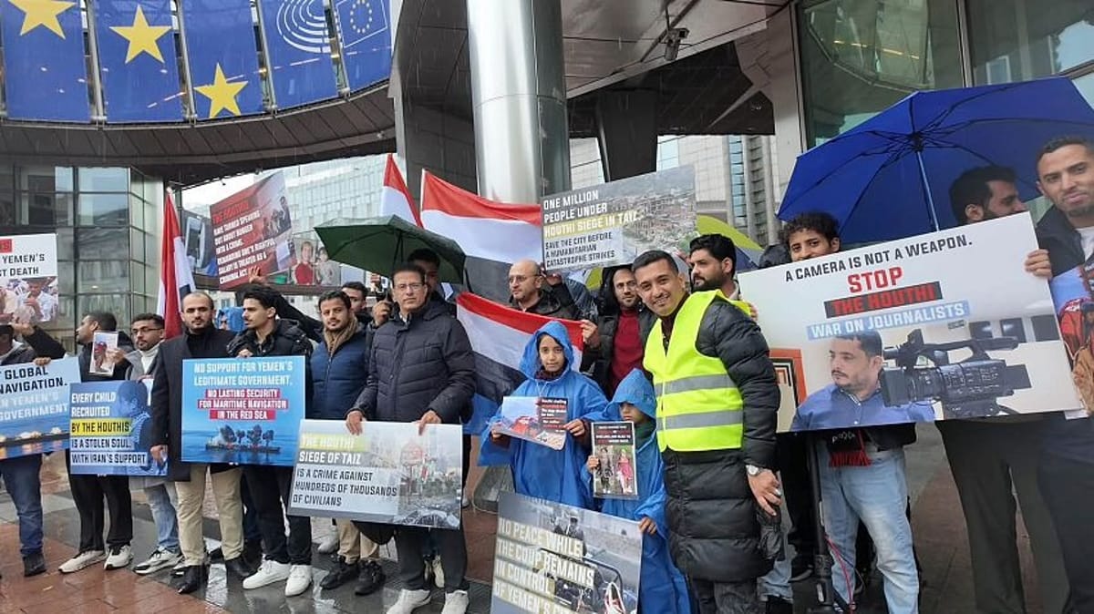 يمنيون يحتجون أمام البرلمان الأوروبي في بروكسل للمطالبة بإنهاء الحصار الحوثي في تعز 