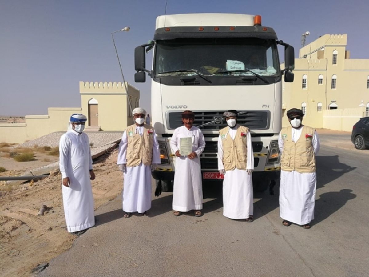تسليم مساعدات الهيئة العمانية لمشروع إفطار الصائم إلى مديرية حوف بالمهرة