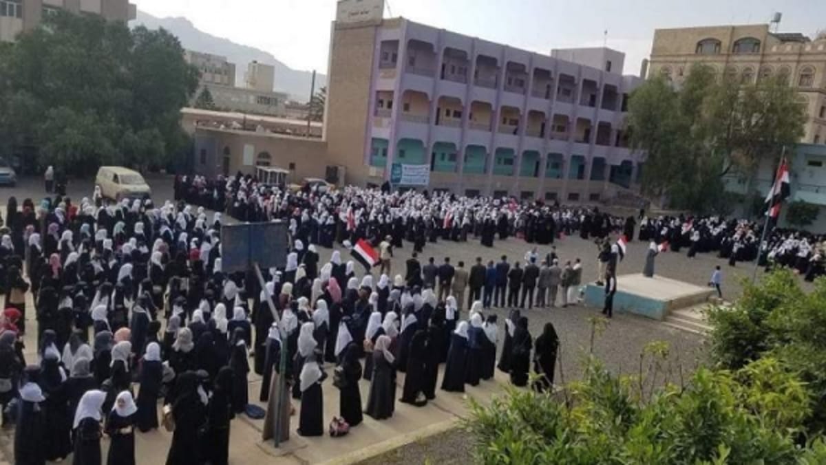 في مبادرة نوعية.. طلاب في أبين يعيدون تأهيل فصولهم الدراسية
