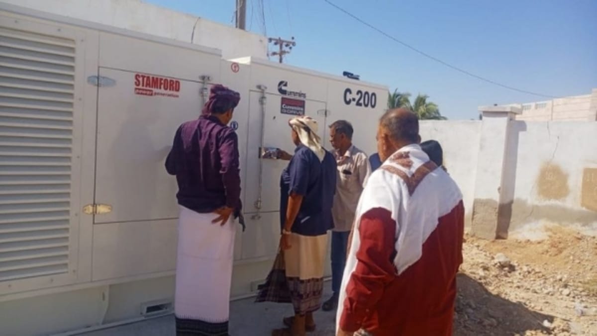 شركة النفط تقدم مولداً كهربائياً لمستشفى سيحوت بالمهرة