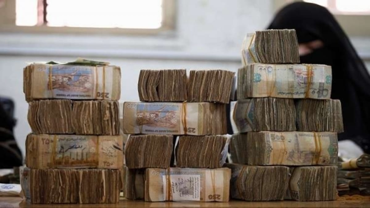 أين يتجه الصراع المالي بين الحكومة الشرعية والحوثيين؟ (تقرير خاص)