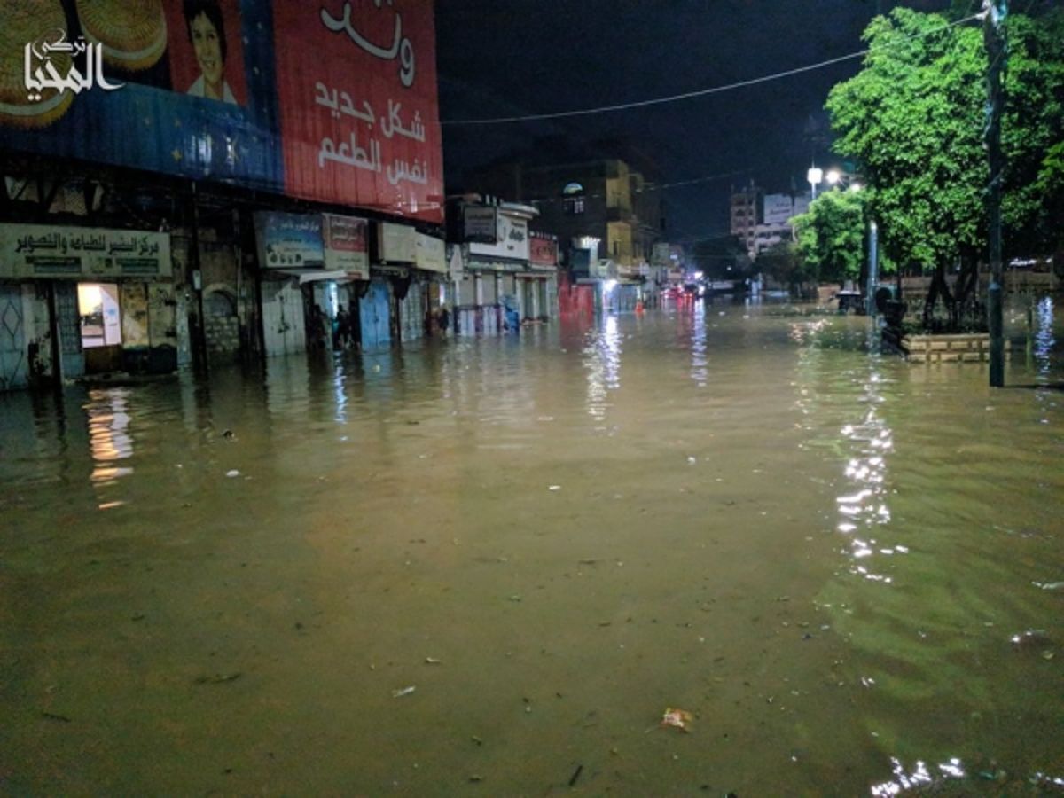 صنعاء.. سيول جارفة تغمر الشوارع والمحال التجارية وتلحق أضراراً كبيرة بالمنازل