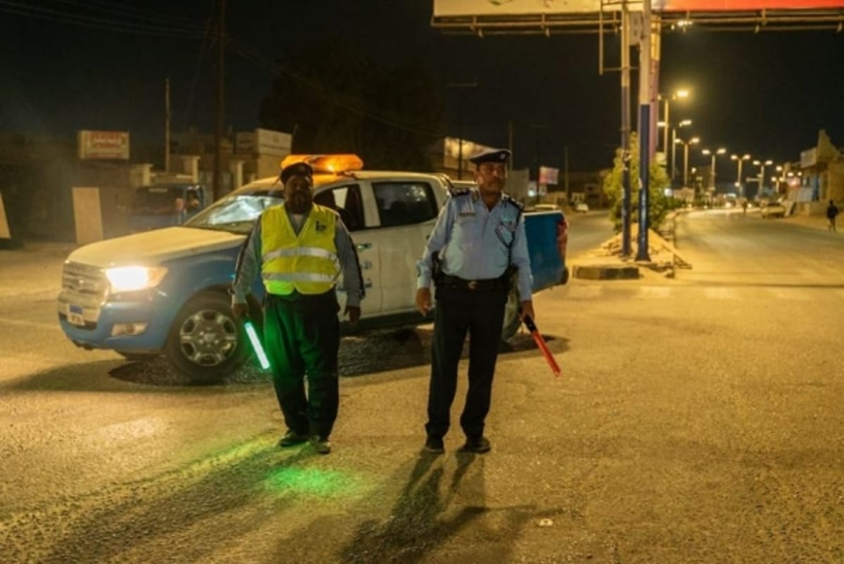 شرطة المهرة تنفذ حملة ميدانية لتنبيه السائقين بفحص أضواء مركباتهم
