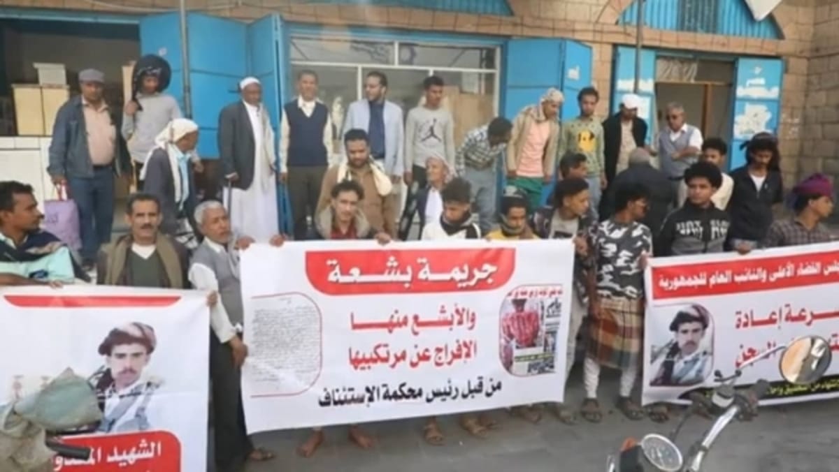 تعز..وقفة احتجاجية تطالب بالقبض على متهمين بقضايا قتل في المخا
