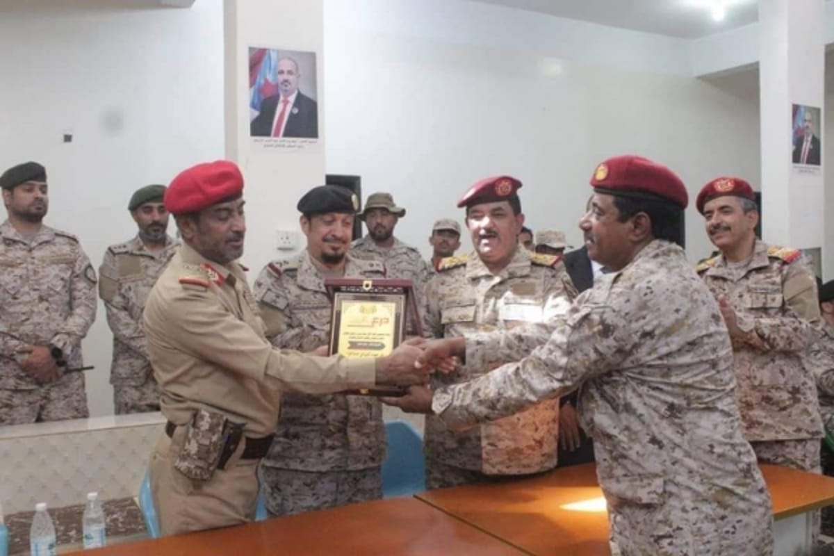 زيارة قيادة الجيش لـ"سقطرى".. مؤشر آخر على احتدام صراع النفوذ بين الرياض وأبوظبي