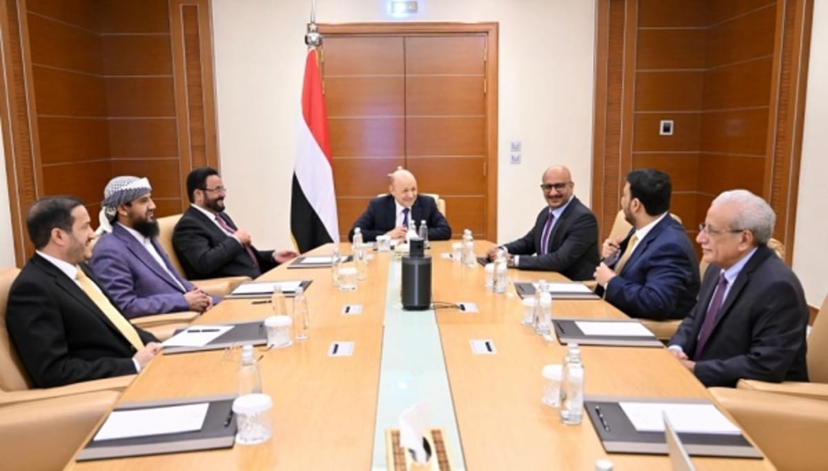 المجلس الرئاسي يوجّه محافظ عدن بسرعة توريد العائدات للبنك المركزي