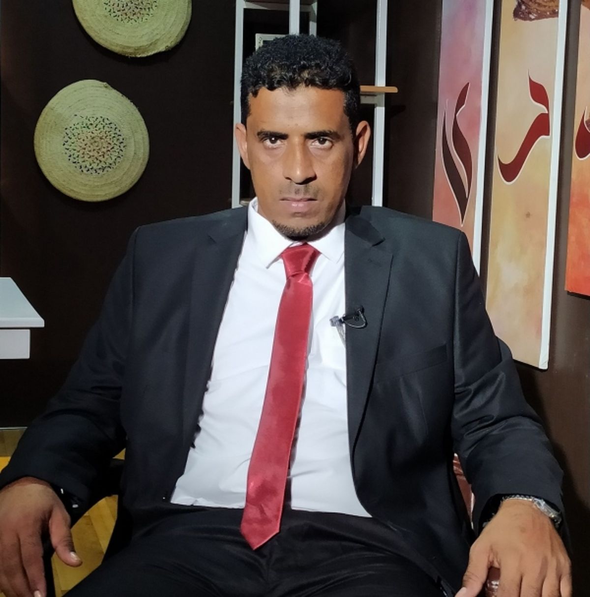 أكاديمي سقطري: على السلطة تحمّل مسؤولياتها أمام ارتفاع أسعار المشتقات أو الاستقالة