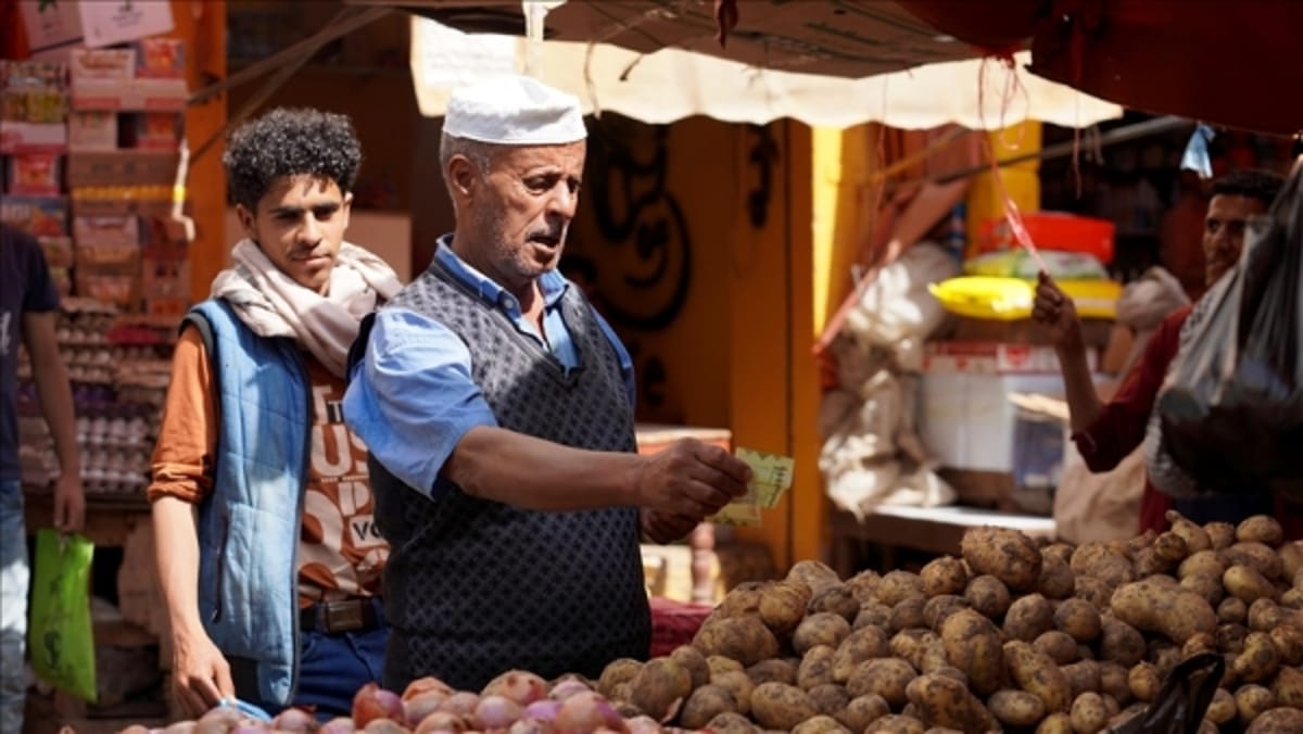 الدولار يتجاوز 2700 ريال يمني للمرة الأولى وسط تحذيرات من انعدام الغذاء (تقرير خاص)