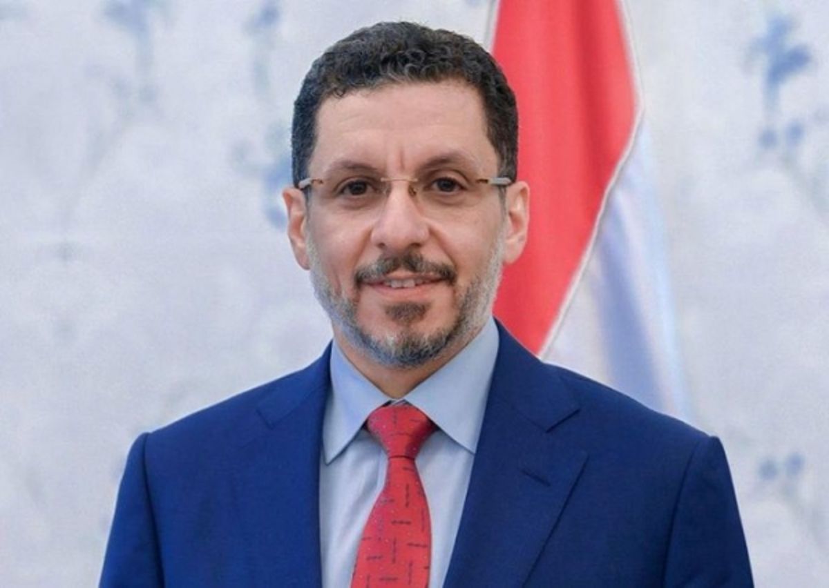 أحمد عوض بن مبارك يقدم استقالته من رئاسة الحكومة