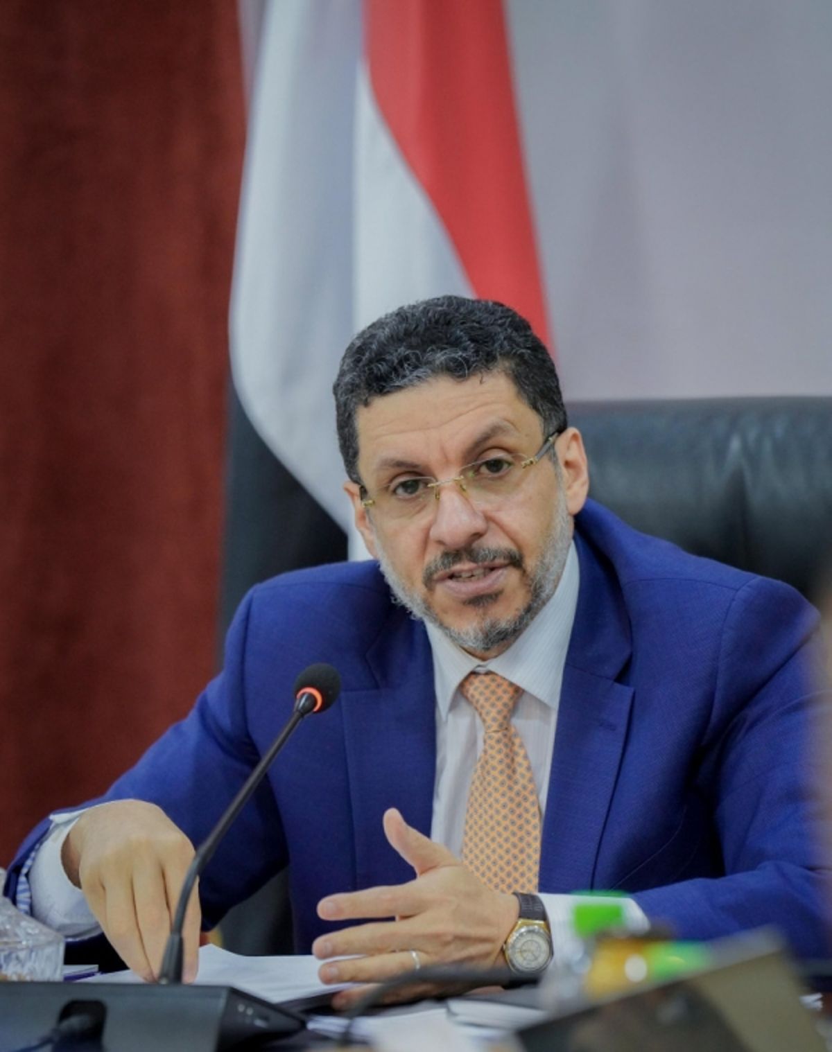 بن مبارك: راتب المعلم سيصرف قبل رواتبنا والحكومة ستتخذ المعالجات لإنصاف المعلمين