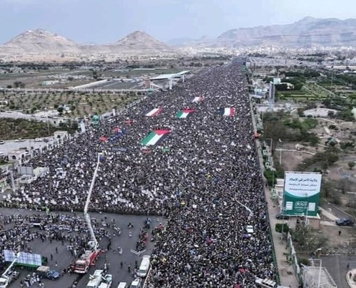 مسيرة جماهيرية في صنعاء تعلن تفويض زعيم الحوثيين لتنفيذ التصعيد ضد السعودية