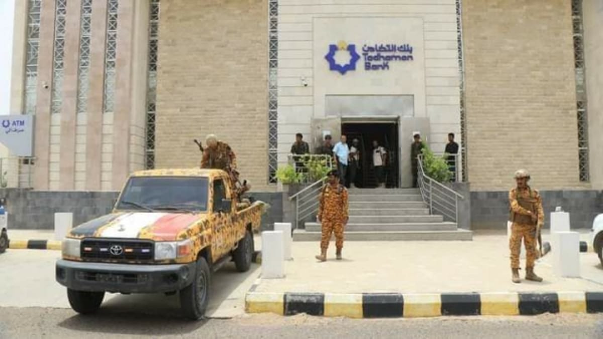 اليمنيون عاجزون عن سحب ودائعهم من البنوك