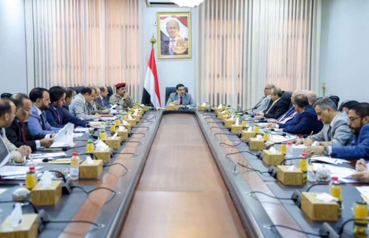 الحكومة تقرّ استعادة نشاط مصافي عدن كمنطقة حرة