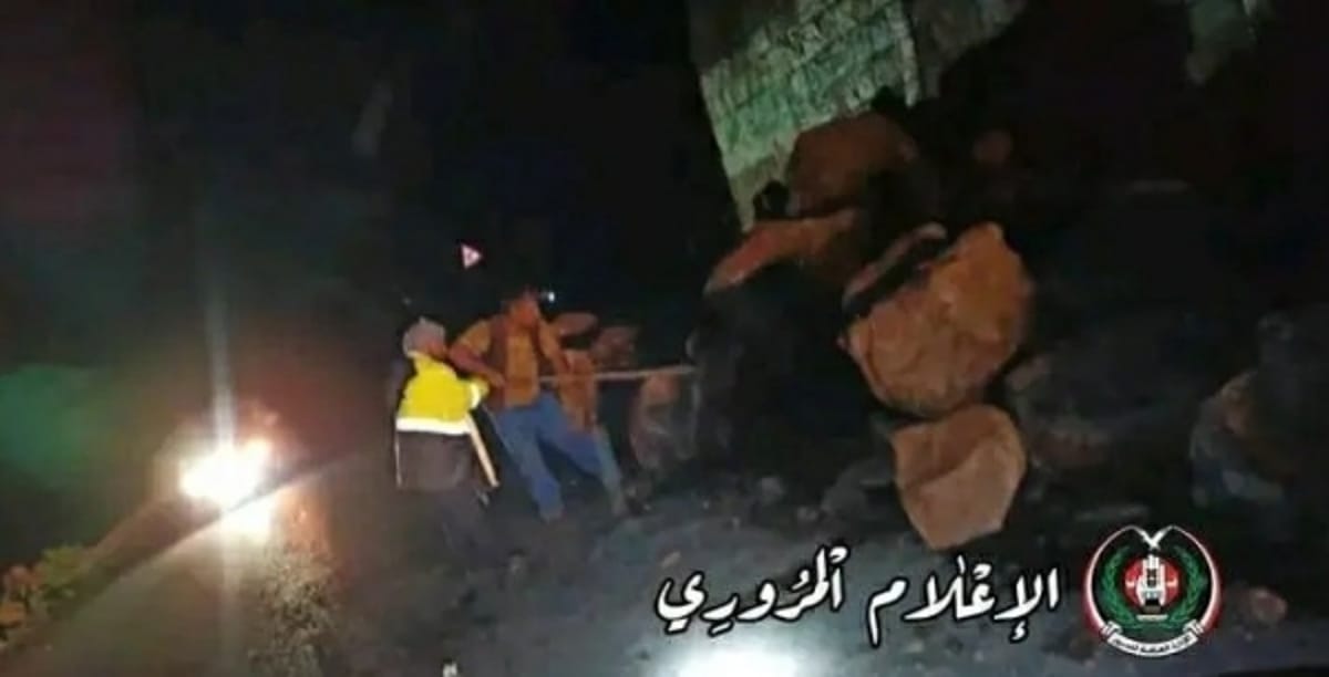 انهيارات صخرية في "مناخة" تقطع طريق صنعاء الحديدة