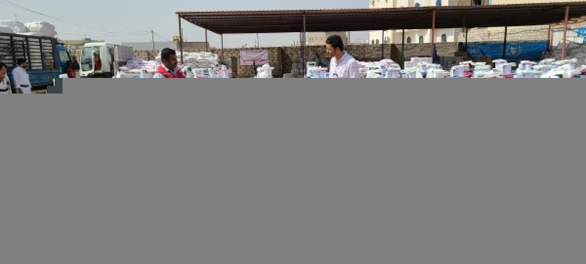 الصليب الأحمر يقدم مساعدات لمئات الأسر المتضررة من السيول في محافظة مأرب