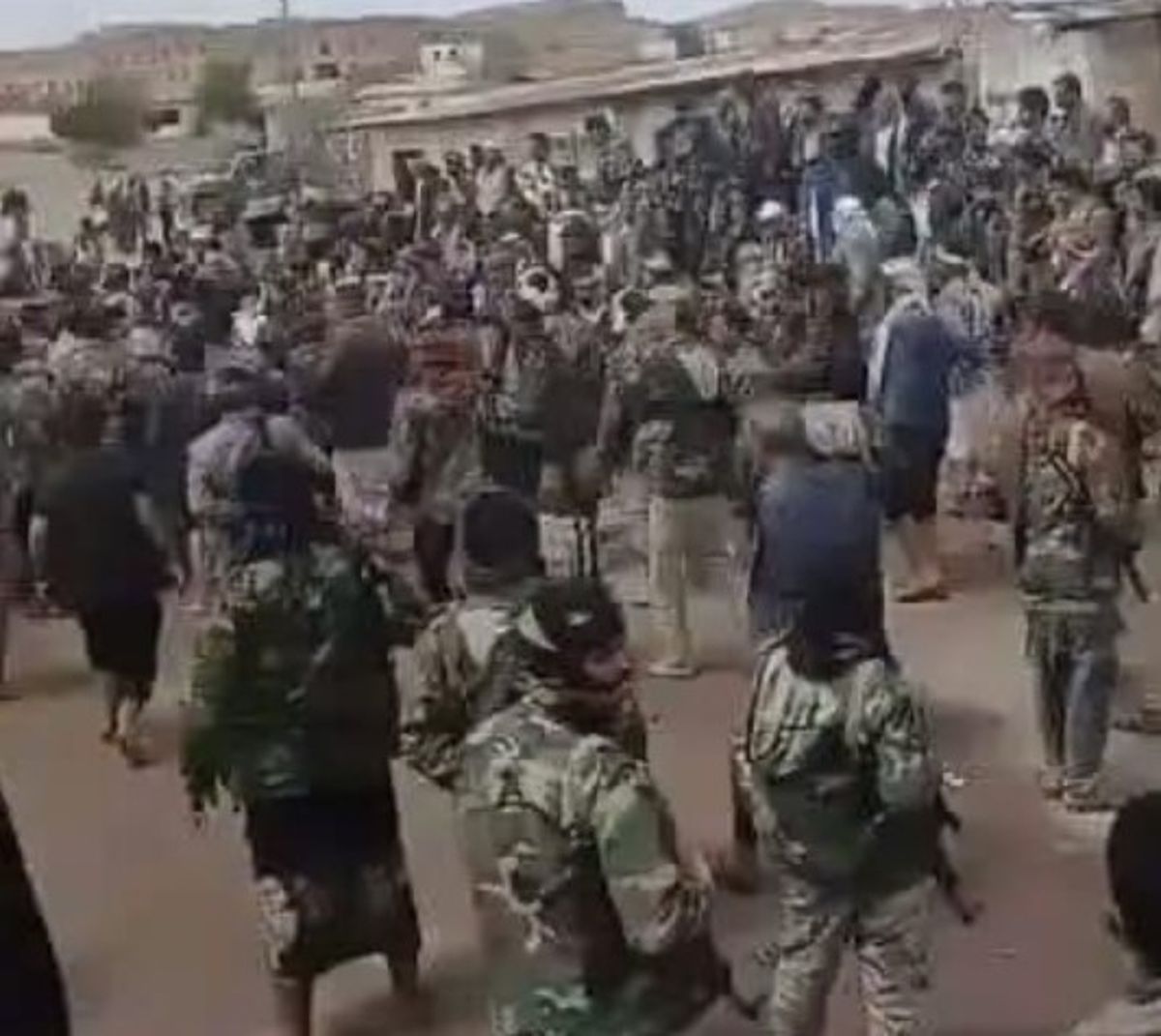 وساطة قبلية تنجح في وقف الاشتباكات بين الحوثيين والقبائل برداع