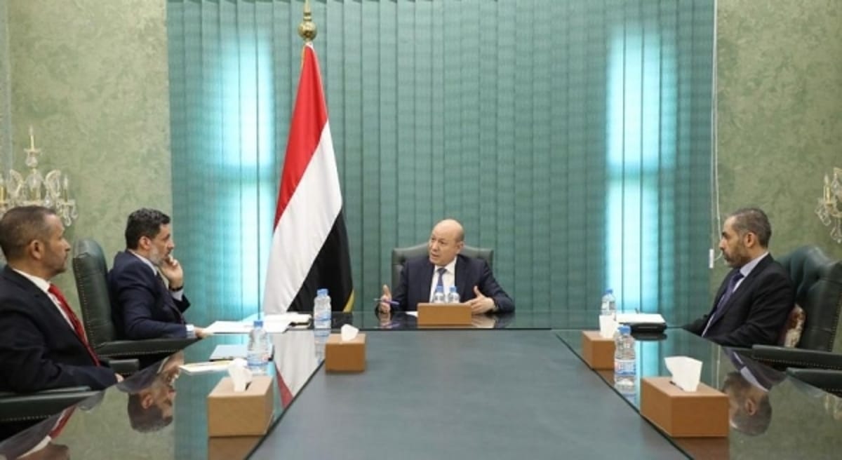 "العليمي" يبحث مع الفريق الاقتصادي إجراءات كبح التضخم وتعزيز موقف العملة