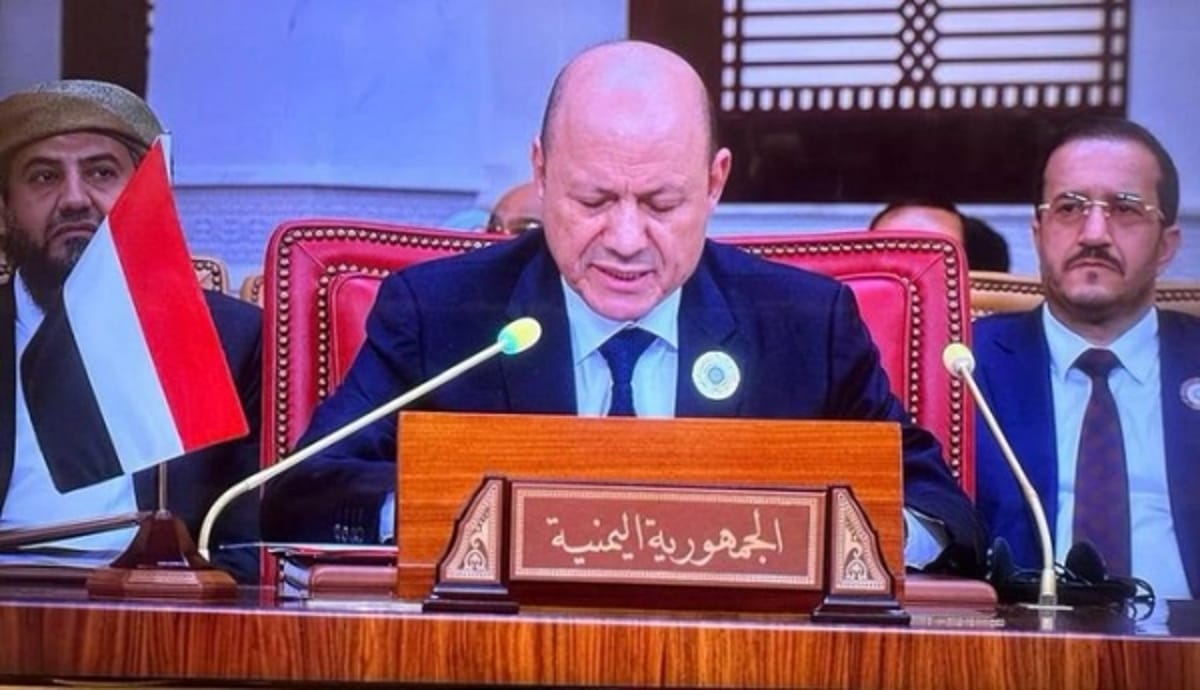 العليمي يهنئ الشرع بتوليه رئاسة سوريا