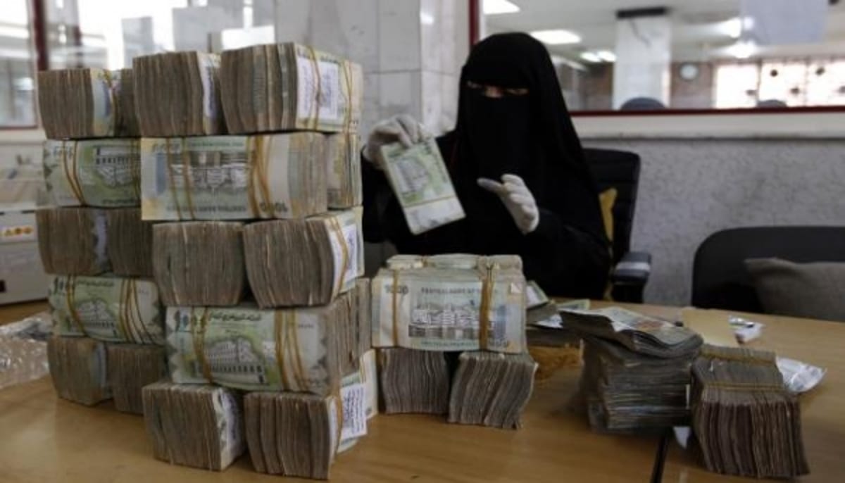 تقرير: تأخر صرف الرواتب يؤجج الغضب الشعبي من الحكومة اليمنية