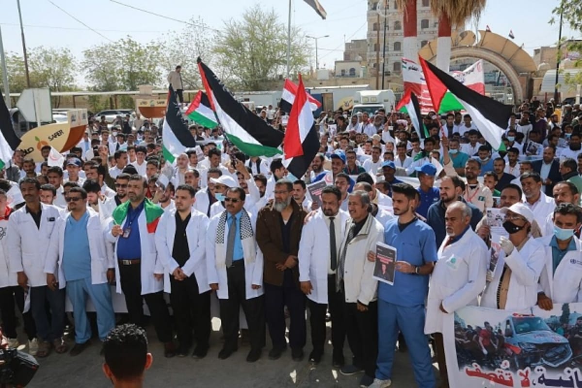 منتسبو القطاع الصحي في مارب ينظمون وقفة احتجاجية تضامنا مع غزة