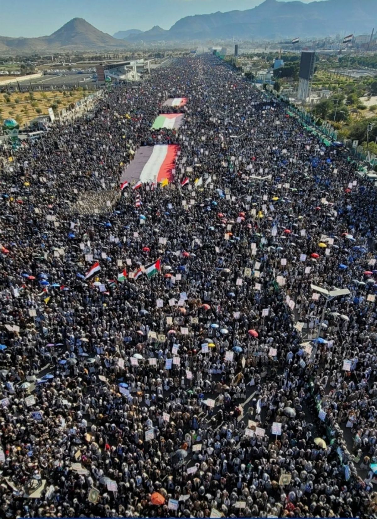 مظاهرات صنعاء ترد على غارات العدوان…إرهابكم لن يوقف تصعيدنا المناصر لغزة