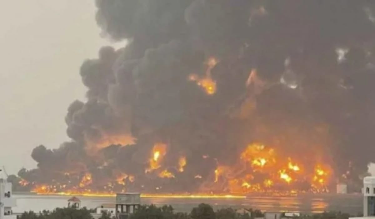 سكان محليون: غارات عنيفة تستهدف ميناء الحديدة