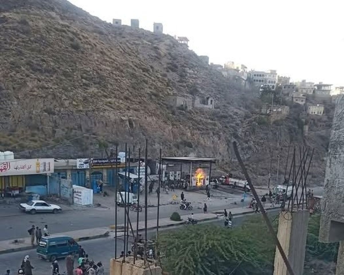 الدفاع المدني يسيطر على حريق في محطة غاز بتعز دون إصابات بشرية