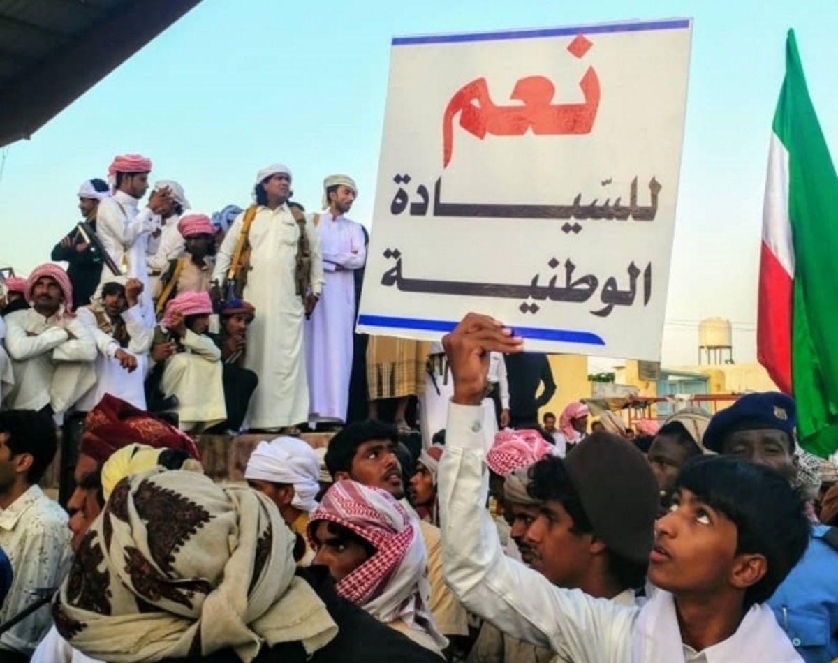 الحراك الثوري في المهرة يتضامن مع القبائل ضد التحركات الإماراتية لإنشاء لسان بحري بجبل شروين