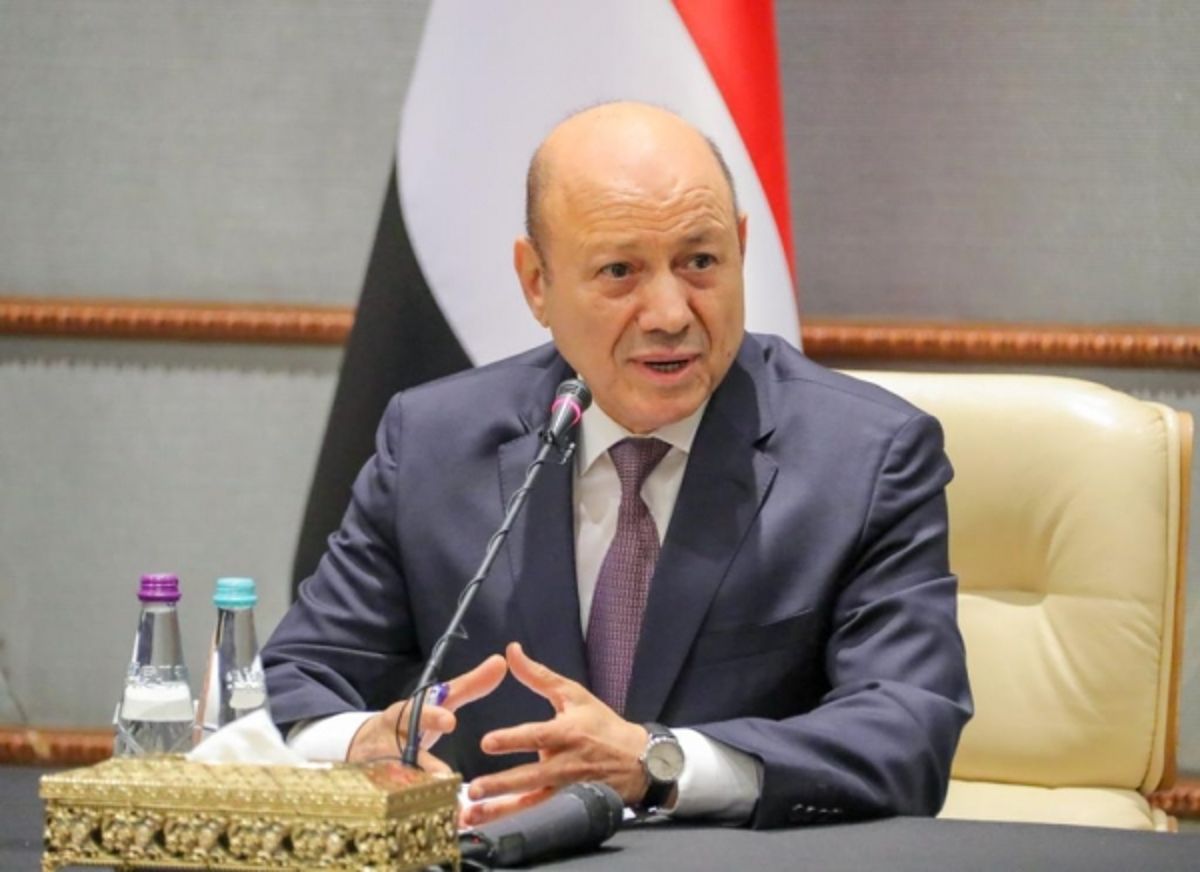 "العليمي" يناقش مع البنك المركزي تداعيات تصنيف الحوثيين "منظمة إرهابية"