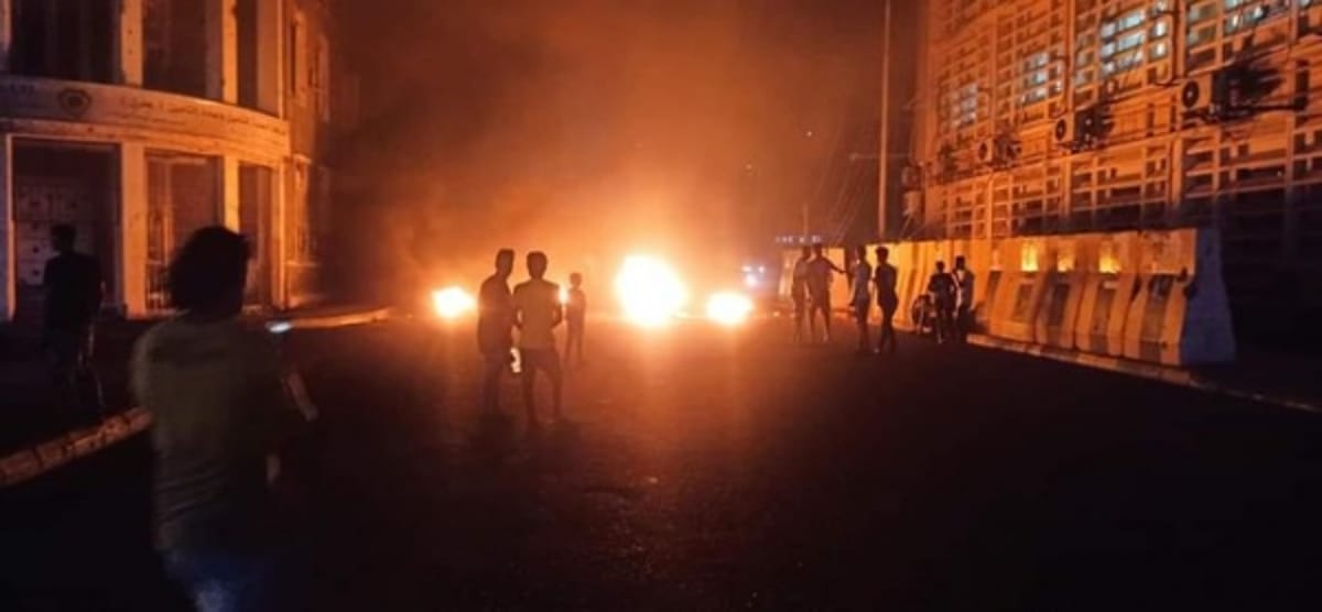 عدن...محتجون غاضبون في كريتر ينددون بتدهور الأوضاع المعيشية