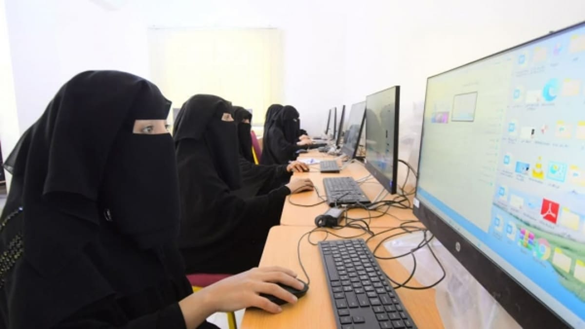 مارب.. تدشين دورات تدريبية في مجالات الخياطة والحاسوب وصيانة الجوال