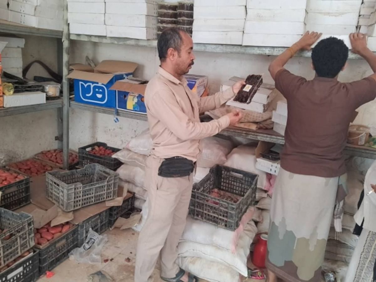 المهرة.. ضبط كميات من المواد الغذائية التالفة في أسواق الغيضة وضواحيها