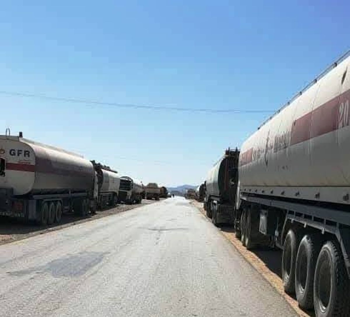 سائقو شاحنات المحروقات يشكون احتجازهم في مداخل شبوة