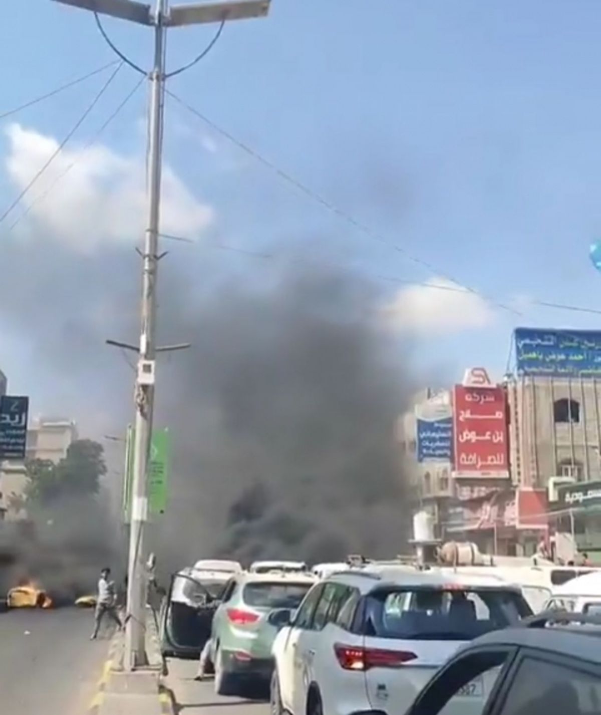 عدن... محتجون يقطعون طرقا رئيسية احتجاحا على تردي الكهرباء