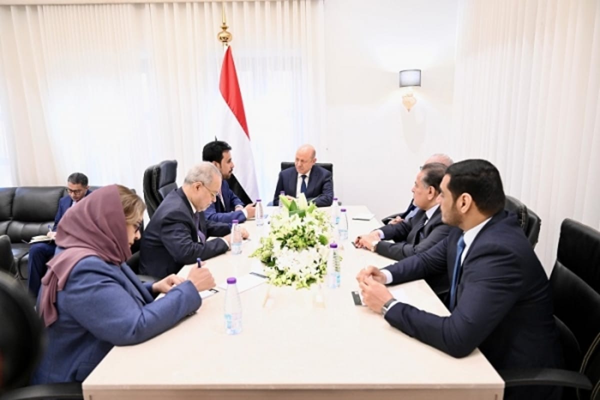 العليمي: الدولة مسؤولة عن الوفاء بالتزاماتها الاقتصادية والخدمية